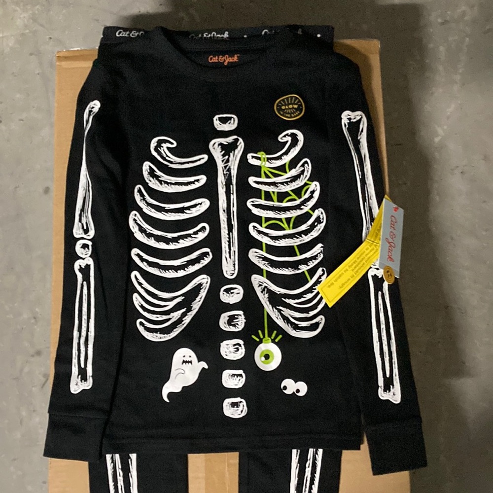 New with tags unisex kids size 10 Skelton Glow-In-The Dark PJ set.
